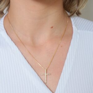 Colar com pingente cruz cravejado banhado em ouro 18k