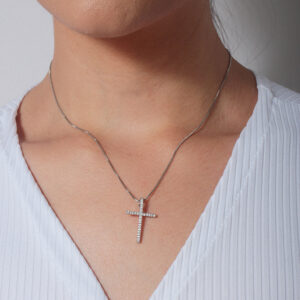 Colar com pingente de cruz cravejado banhado em ouro branco