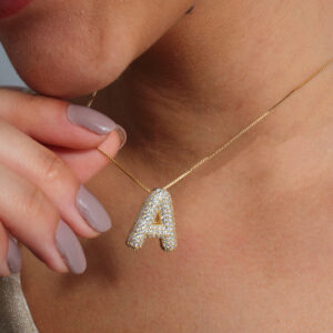 Colar de letra cravejada puffer