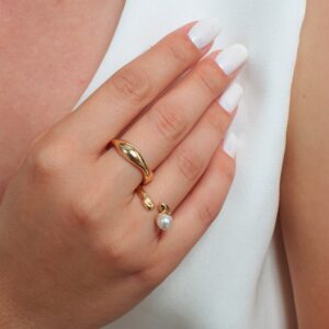 Kit de anéis ôrganico liso um com detalhe de pérola banhado em ouro 18k