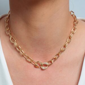 Colar choker elos lisos com dois pingentes ôrganicos liso e cravejado banhado em ouro 18k
