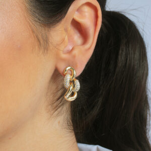 Brinco três elos com detalhe cravejado banhado em ouro 18k