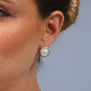 Brinco esfera com pérola banhado em ouro branco