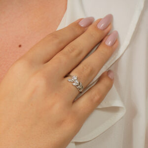 Anel ramo de folhas cravejado banhado em ouro branco