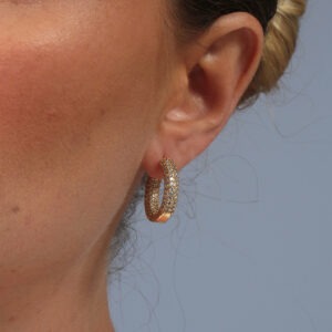 Argola tradicional média cravejada banhado em ouro 18k