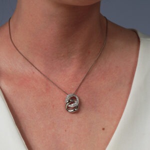 Colar com pingente elos entrelaçados cravejado e liso banhado em ouro branco