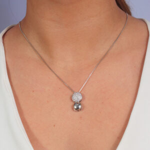 Colar com pingento dupla esfera cravejada e lisa banhado em ouro branco