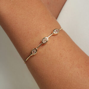 Bracelete aro com três zircônias ovais cristal banhado em ouro 18k