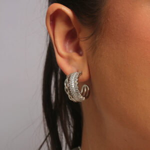 Argola luxo fios cravejado trançado e zircônias banhado em ouro branco