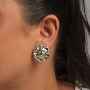 Brinco botão orgânico banhado em ouro branco