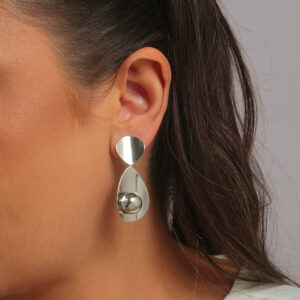 Brinco gota dupla chapa abaulada com esfera liso banhado em ouro branco