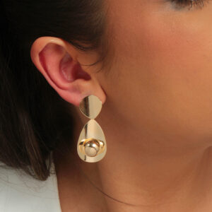 Brinco gota dupla chapa abaulada com esfera liso banhado em ouro 18k