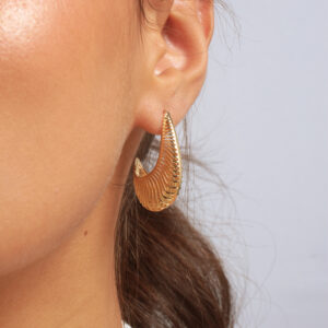 Meia argola vazada texturizada banhada em ouro 18k