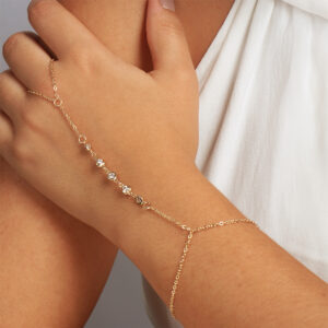 Pulseira de mão com zircônias redondas e de coração banhado em ouro 18k