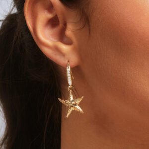 Brinco pino anzol com pingente estrela do mar com detalhes cravejado banhado em ouro 18k