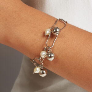 Pulseira elos orgânicos com bolas e pérolas banhado em ouro branco