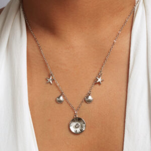 Colar solar com pingentes de concha e estrela do mar banhado em ouro branco