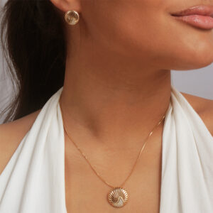 Conjunto com detalhe onda cravejado banhado em ouro 18k