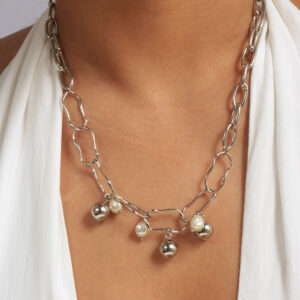 Colar elos orgânico com pingentes de bolas e pérolas banhado em ouro branco